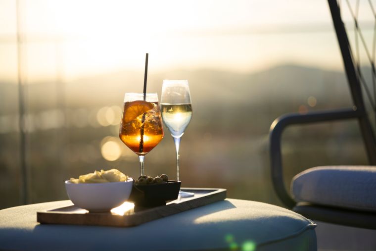 Aperitif mit Panoramablick auf die Stadt