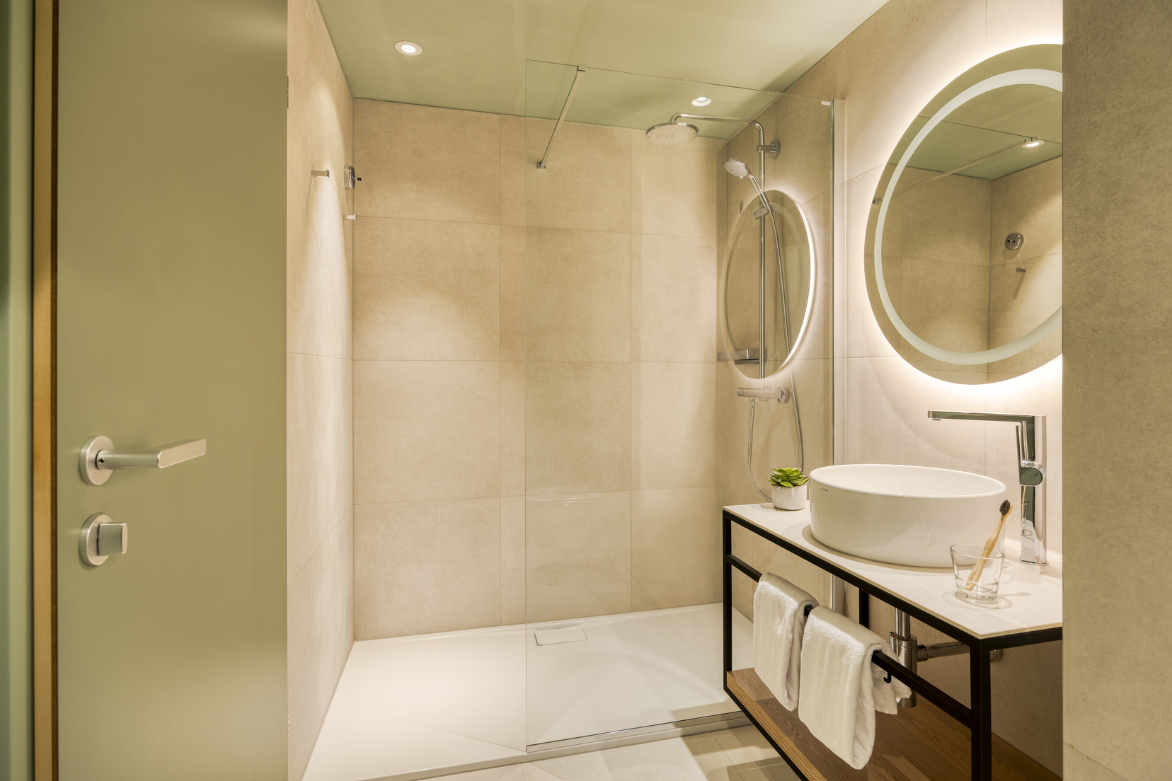 Badezimmer mit Dusche und bereitgestellten Handtüchern im Studio