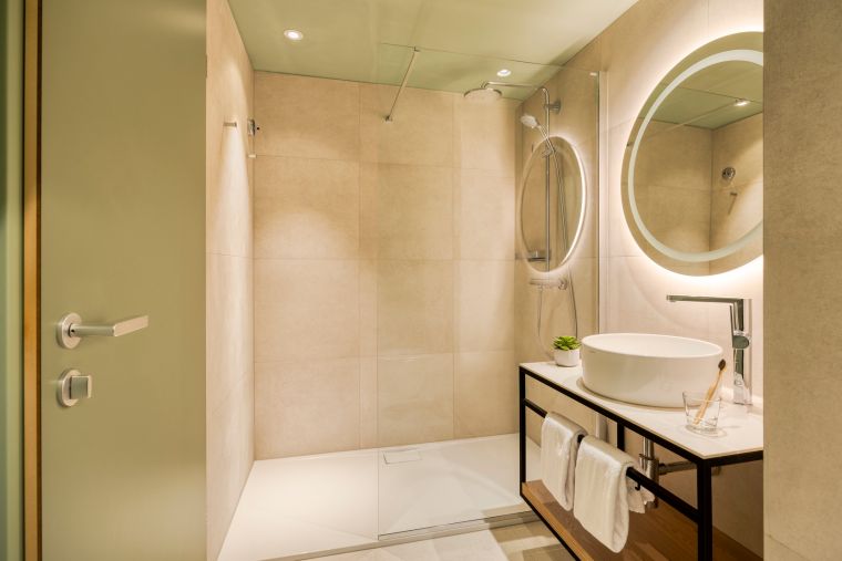 Badezimmer mit Dusche und bereitgestellten Handtüchern im Studio