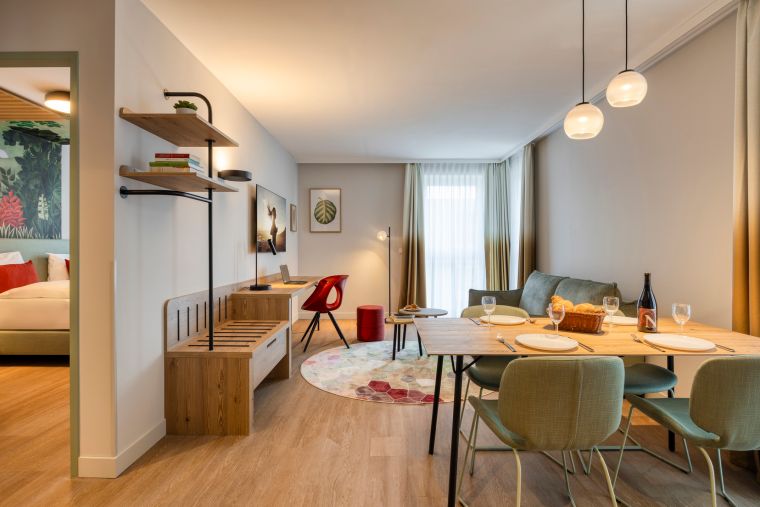 Wohnzimmer einer 2-Zimmer-Wohnung Executive mit Schlafsofa, Schreibtisch, Essbereich