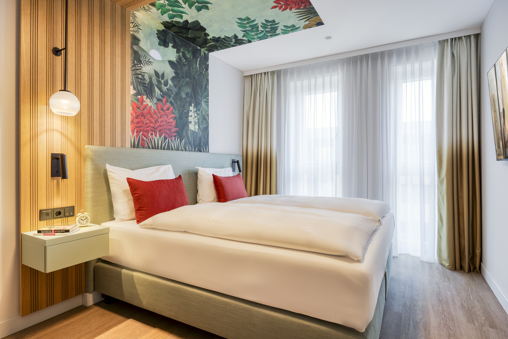 Schlafzimmer einer 2-Zimmer-Wohnung Executive mit Doppelbett und Fernseher