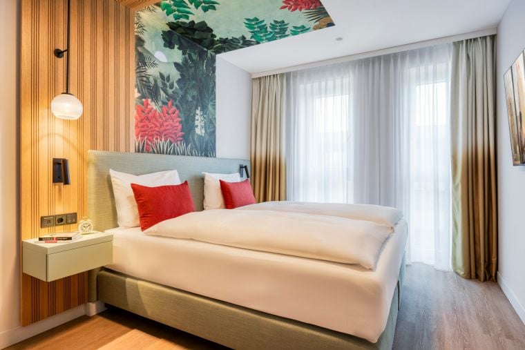 Schlafzimmer einer 2-Zimmer-Wohnung Executive mit Doppelbett und Fernseher