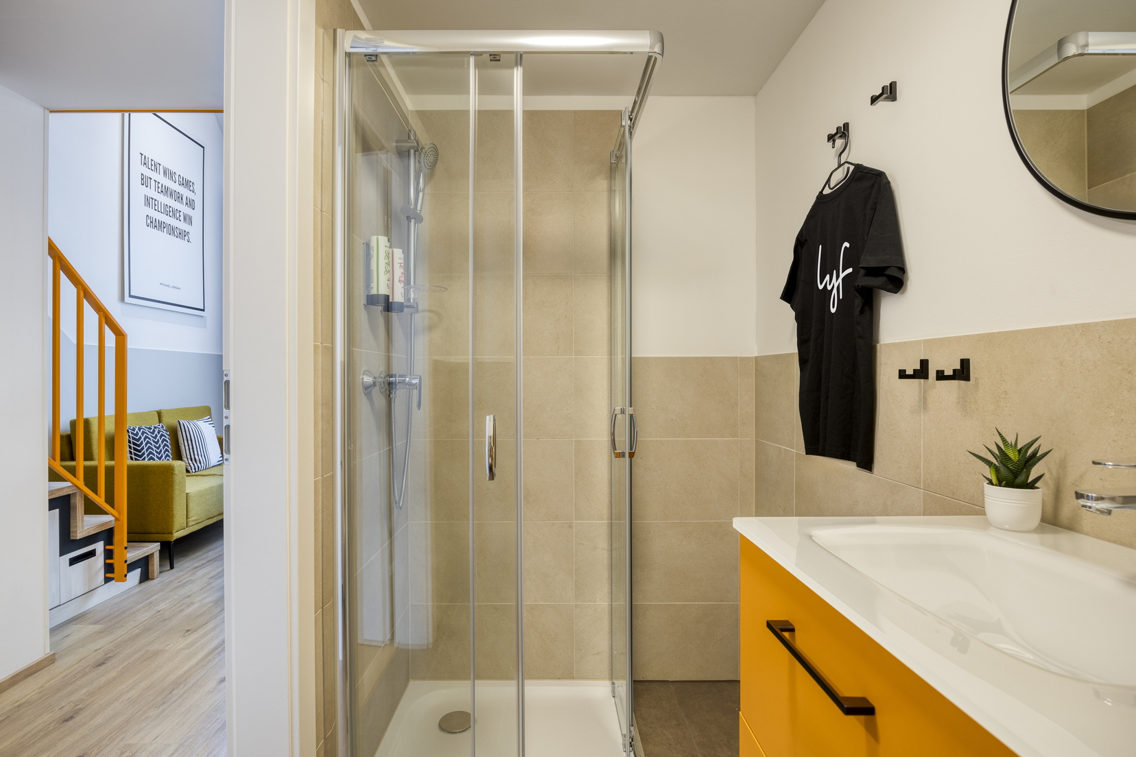 Badezimmer eines Level-Up Plus | Studios mit Dusche und Toilettenartikeln