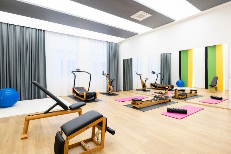 Voll ausgestatteter Fitnessraum