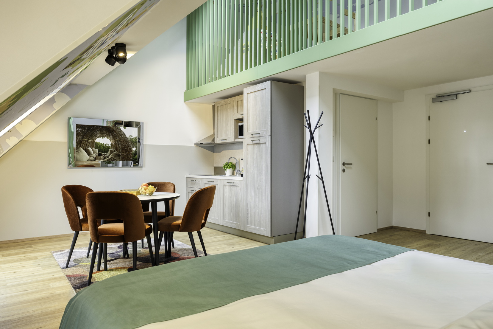 Wohnzimmer eines Familien-Loft ausgestattet mit einem Doppelbett, einer Küche und einem Fernseher mit Chromecast