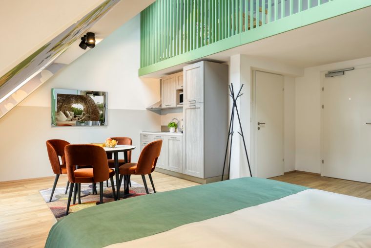 Wohnzimmer eines Familien-Loft ausgestattet mit einem Doppelbett, einer Küche und einem Fernseher mit Chromecast