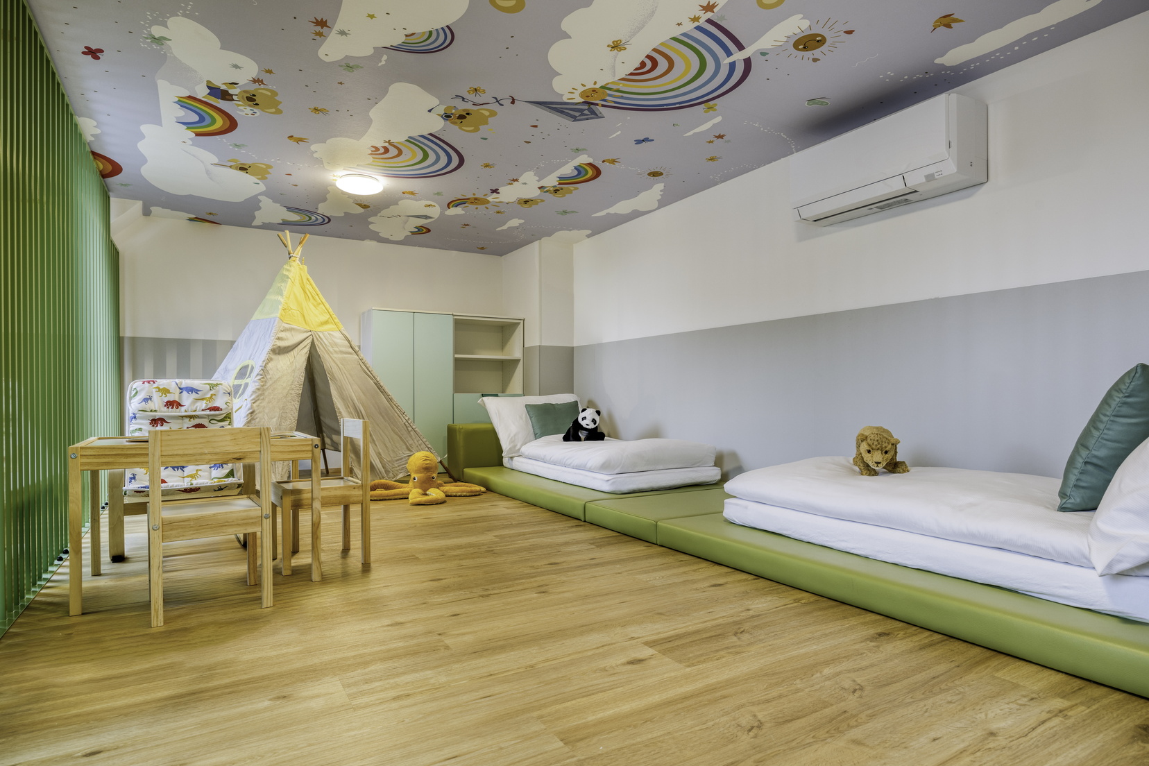 Schlafzimmer eines Familien-Loft ausgestattet mit Einzelbetten und einem Spielbereich