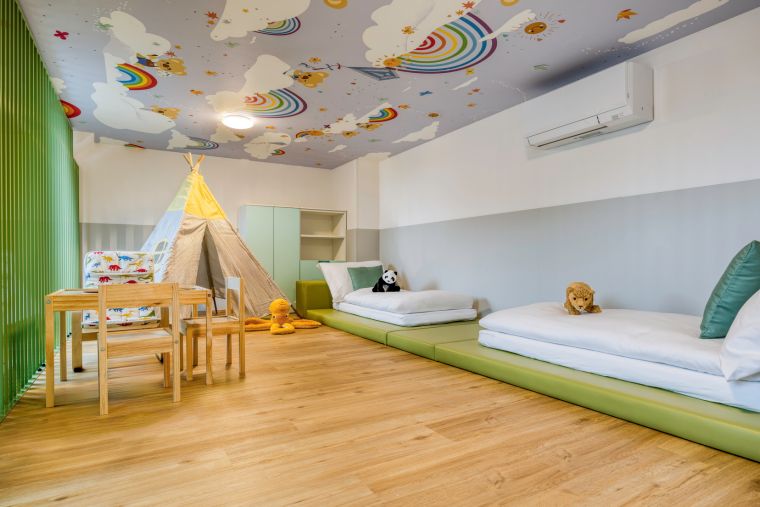 Schlafzimmer eines Familien-Loft ausgestattet mit Einzelbetten und einem Spielbereich
