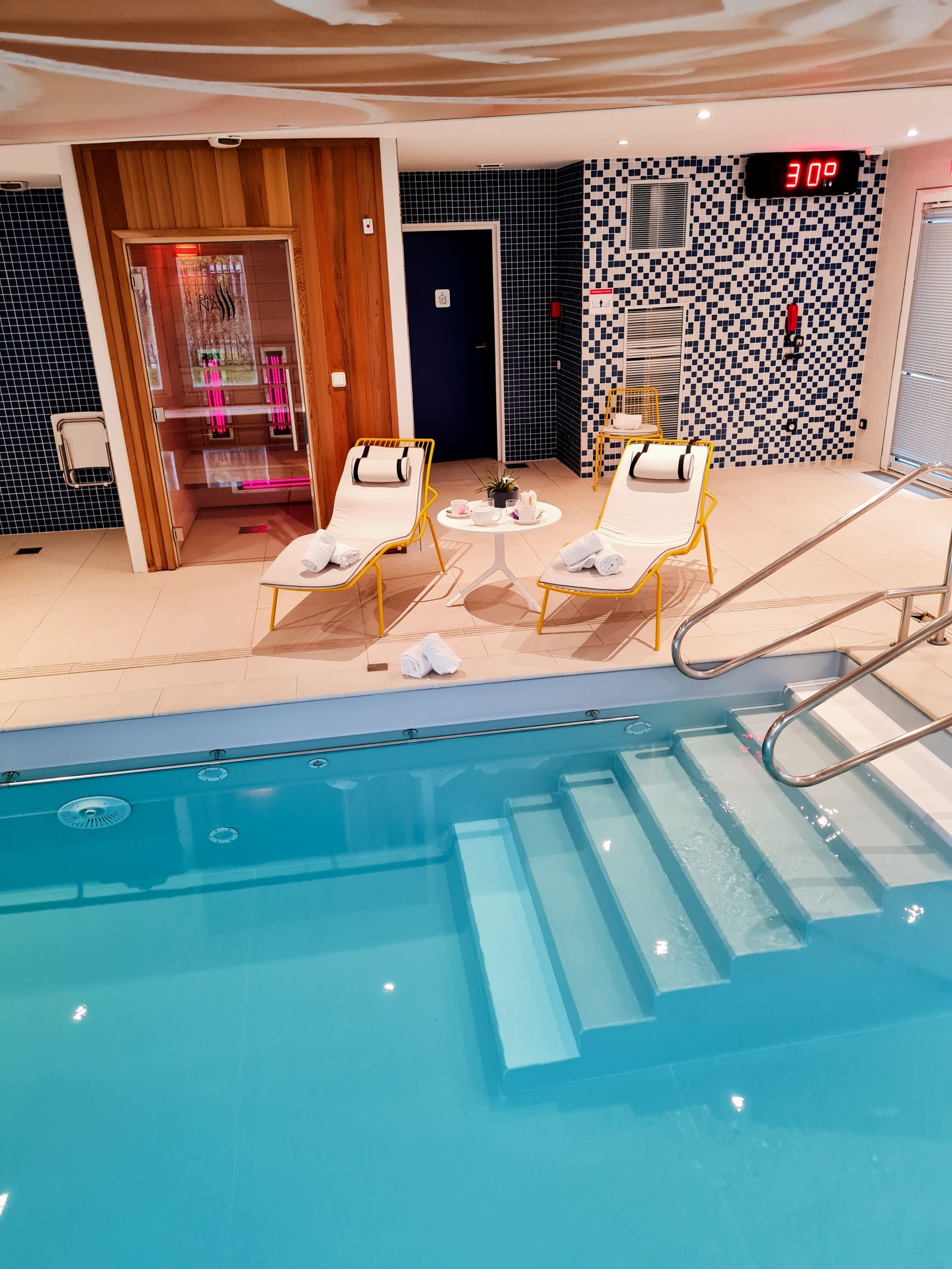 Swimmingpool und Sonnenliegen in unserem Wohnen auf Zeit in Nantes