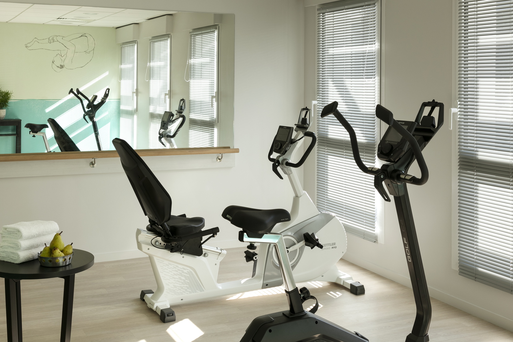 Fitnessbereich mit Crosstrainer und Sporttüchern ausgestattet, Wohnen auf Zeit in Nantes