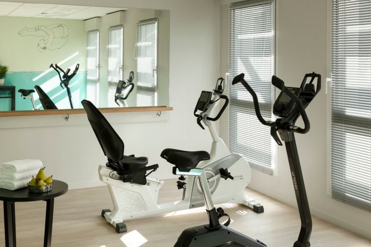 Fitnessbereich mit Crosstrainer und Sporttüchern ausgestattet, Wohnen auf Zeit in Nantes