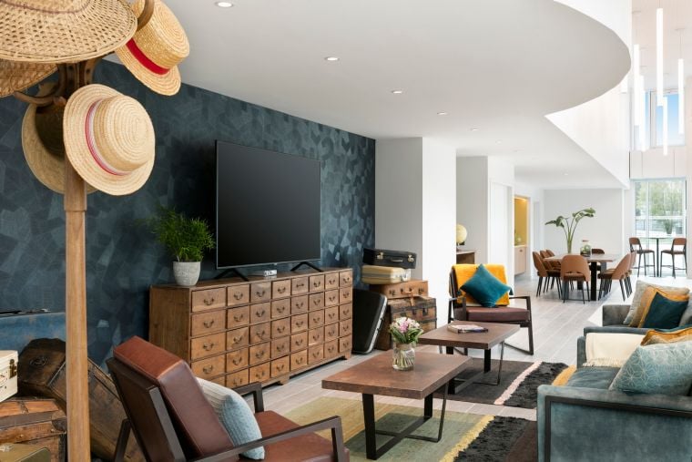 Loungebereich mit Fernseher in unserem Wohnen auf Zeit in Nantes