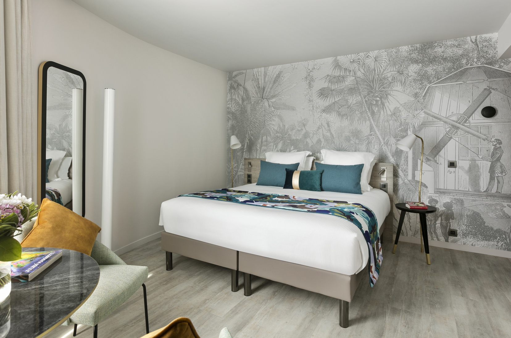 Studio mit einem Doppelbett und einem Schreibtisch ausgestattet, Wohnen auf Zeit in Nantes