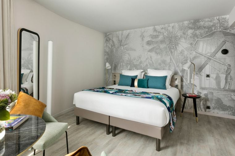 Studio mit einem Doppelbett und einem Schreibtisch ausgestattet, Wohnen auf Zeit in Nantes