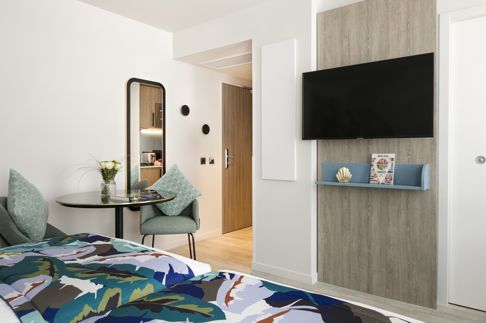Studio mit zwei Einzelbetten, einem Fernseher und einem Schreibtisch ausgestattet, Wohnen auf Zeit in Nantes