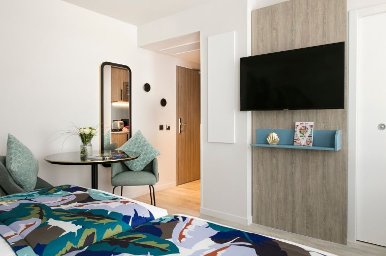 Studio mit zwei Einzelbetten, einem Fernseher und einem Schreibtisch ausgestattet, Wohnen auf Zeit in Nantes