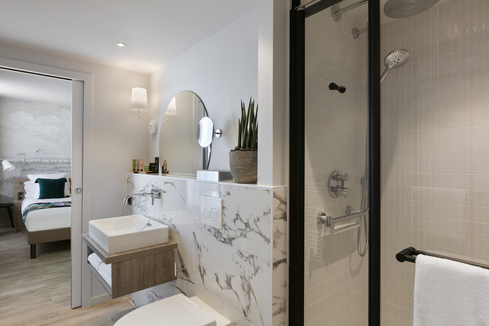 Badezimmer eines Studios mit Dusche, Toilettenartikeln und Handtüchern ausgestattet, Wohnen auf Zeit in Nantes