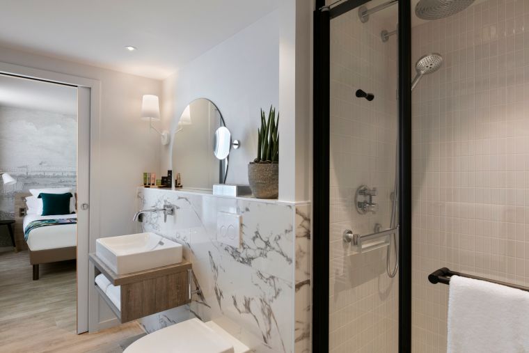 Badezimmer eines Studios mit Dusche, Toilettenartikeln und Handtüchern ausgestattet, Wohnen auf Zeit in Nantes