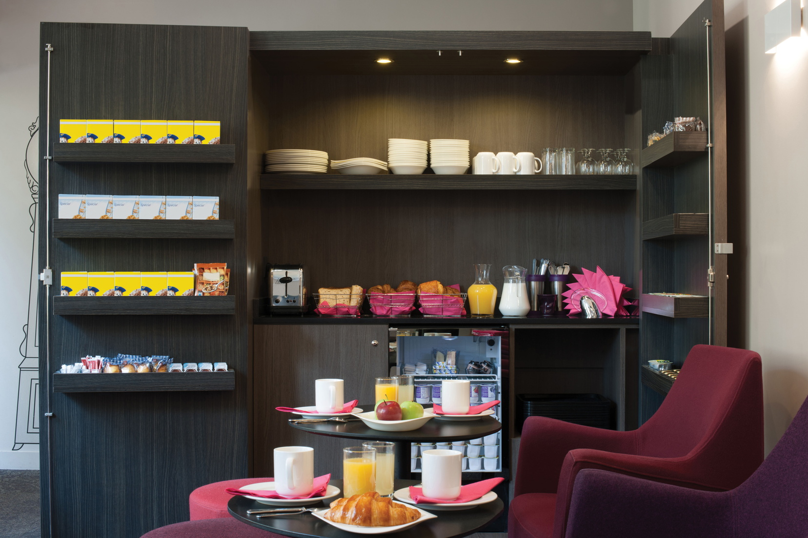 Salle de petit-déjeuner et son buffet continental, appart hotel Paris 13