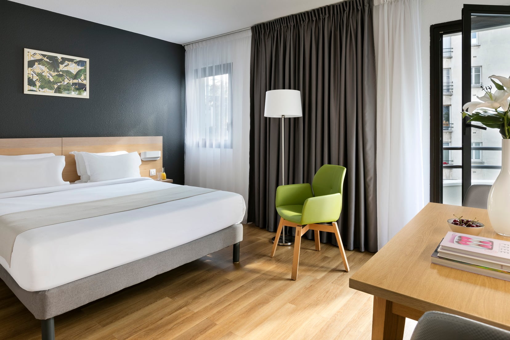 Studio equipé d'un lit double et d'un bureau, appart hotel Paris 13