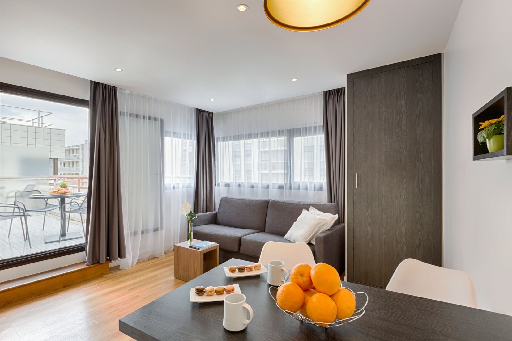 Salon d'un Appartement 2-pièces équipé d'un canapé-lit, d'un espace repas et d'une terrasse, appart hotel Paris 13