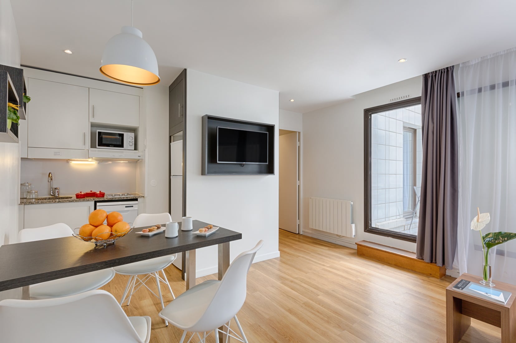 Cuisine entièrement équipée et espace repas d'un Appartement 2-pièces, appart hotel Paris 13