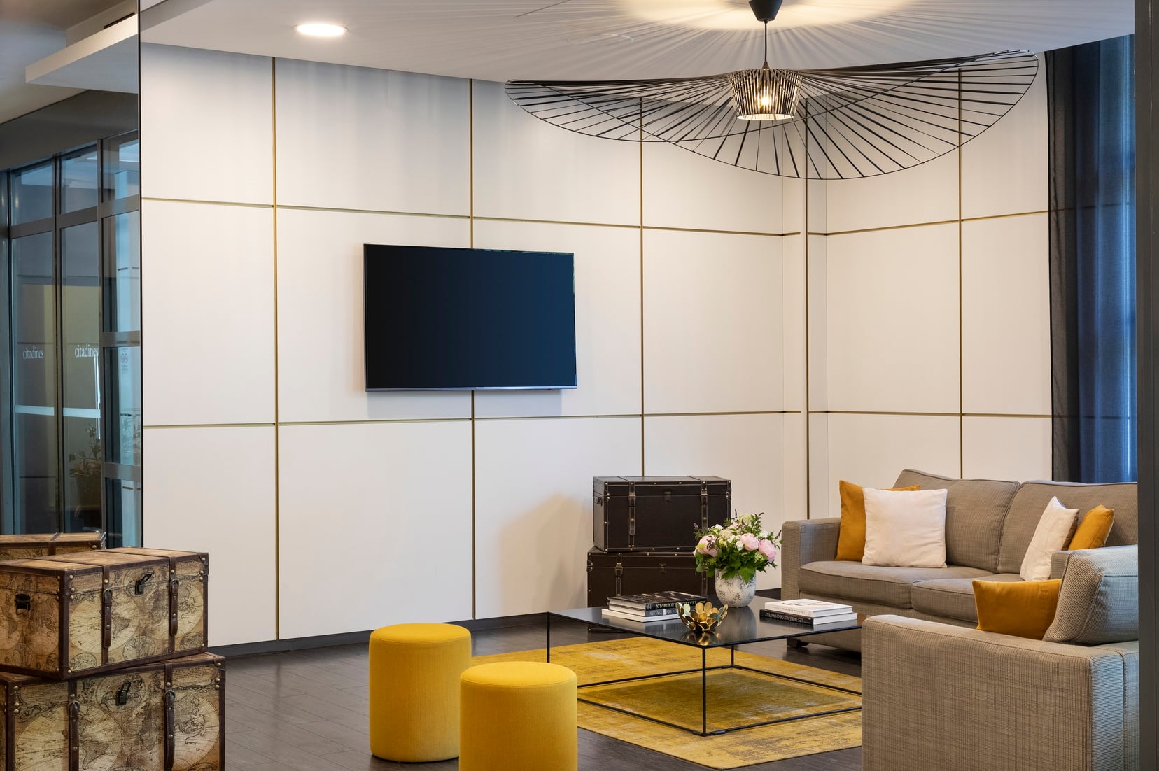 Lobby and lounge area with television, apart hotel Paris 11