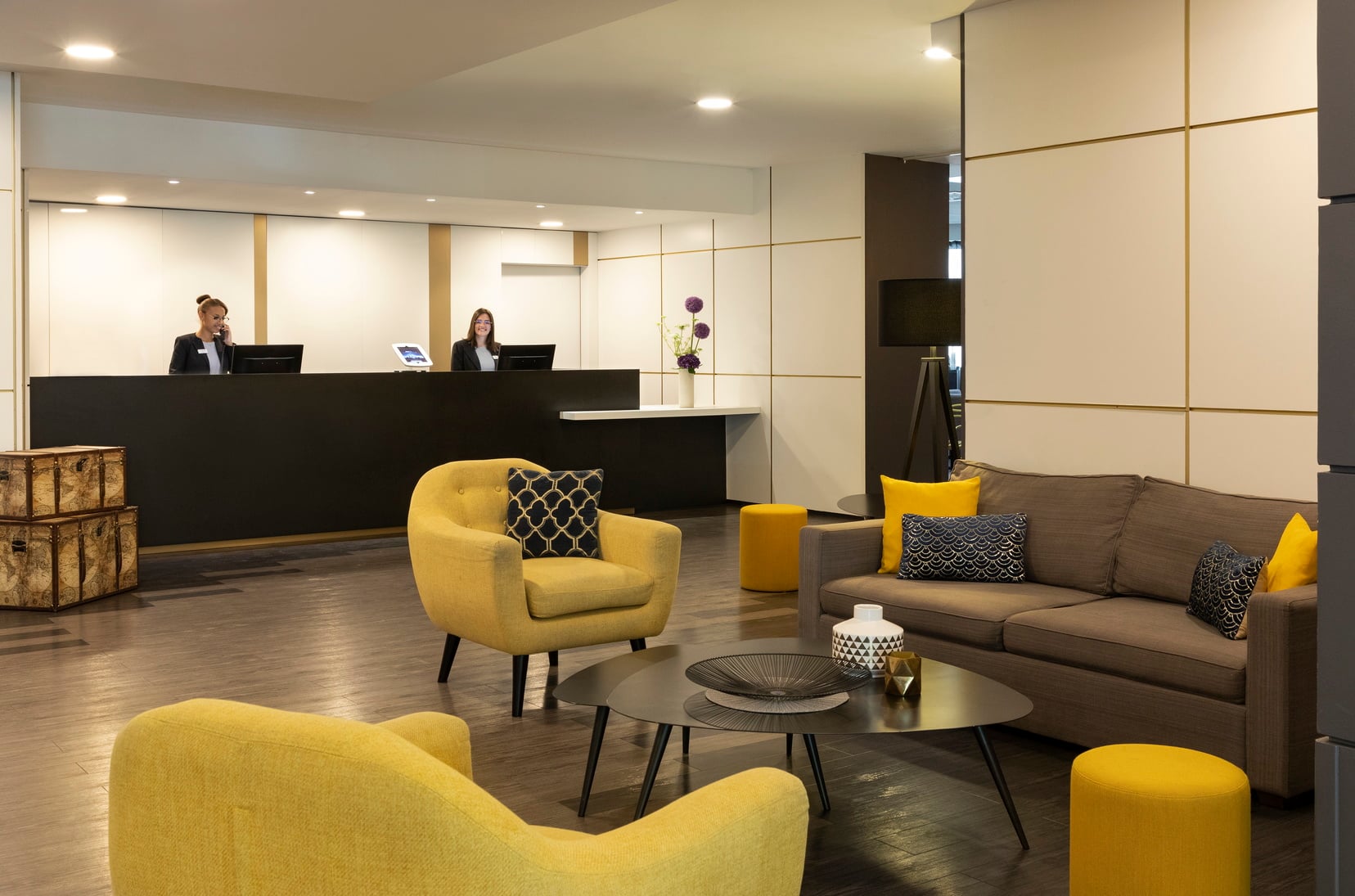 Lounge area and reception open 24/7, apart hotel Paris 11