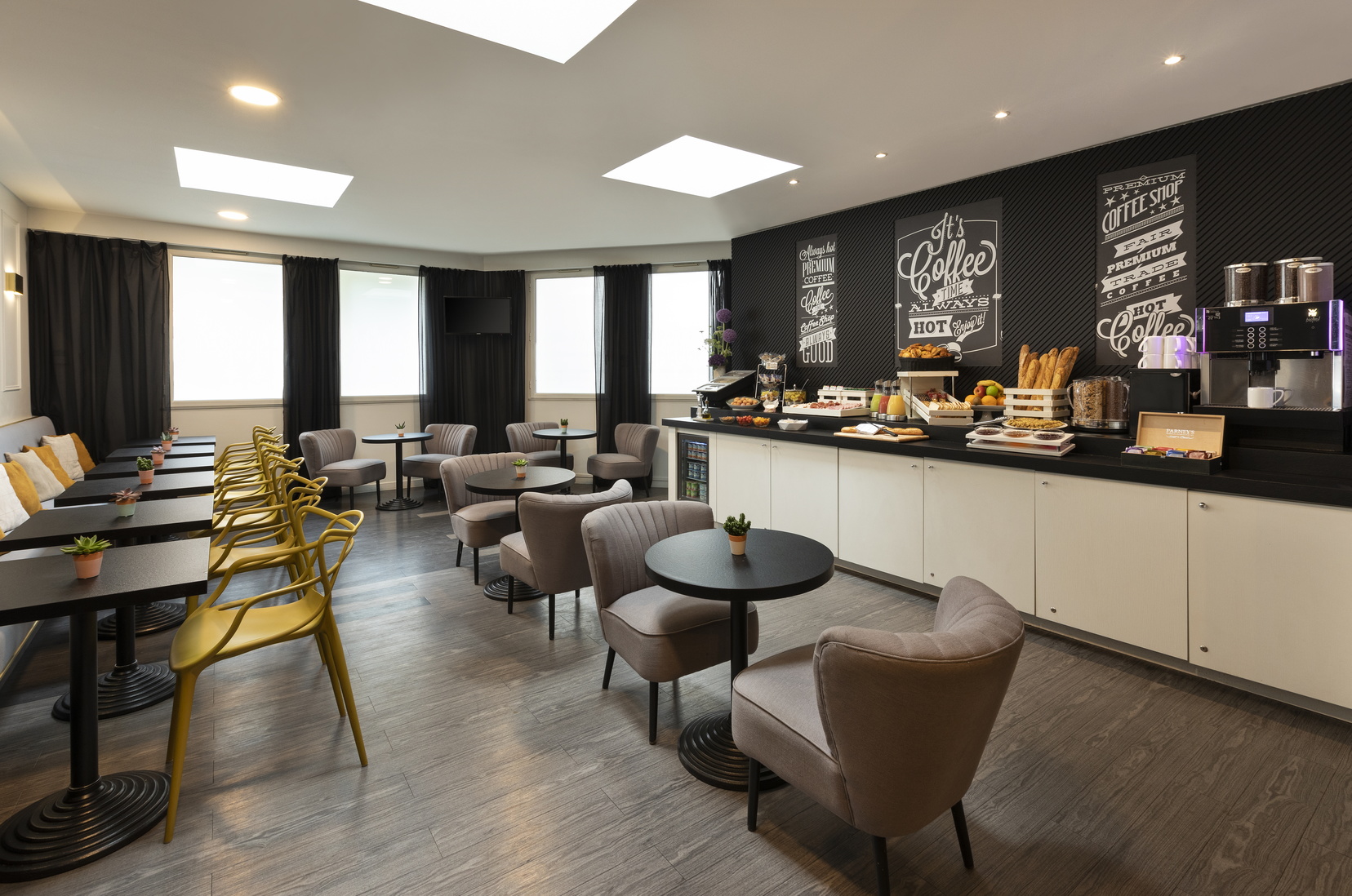 Breakfast room and its continental buffet, apart hotel Paris 11