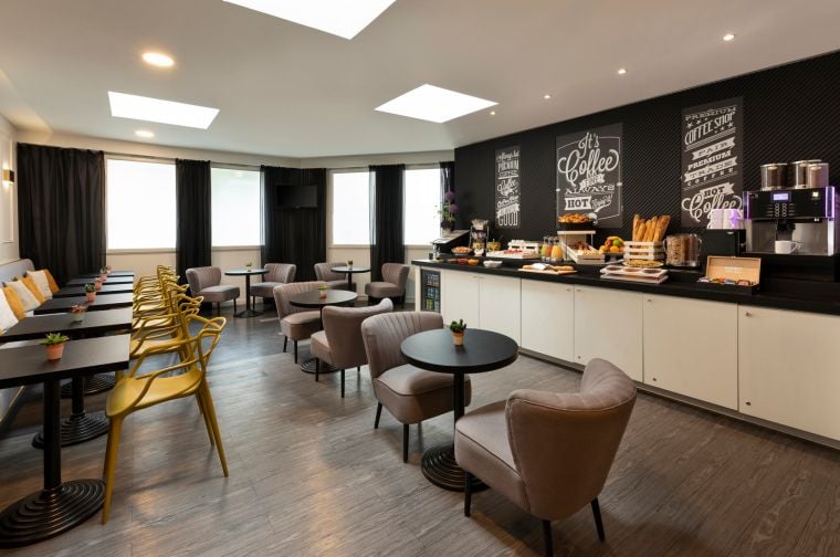 Breakfast room and its continental buffet, apart hotel Paris 11