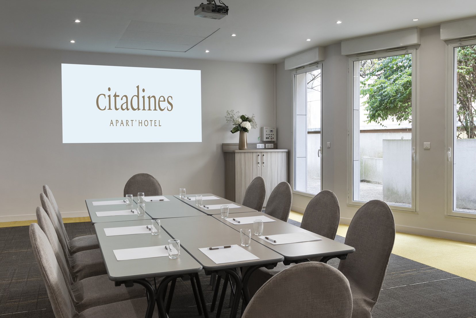 Meeting room with boardroom configuration, apart hotel Paris 11