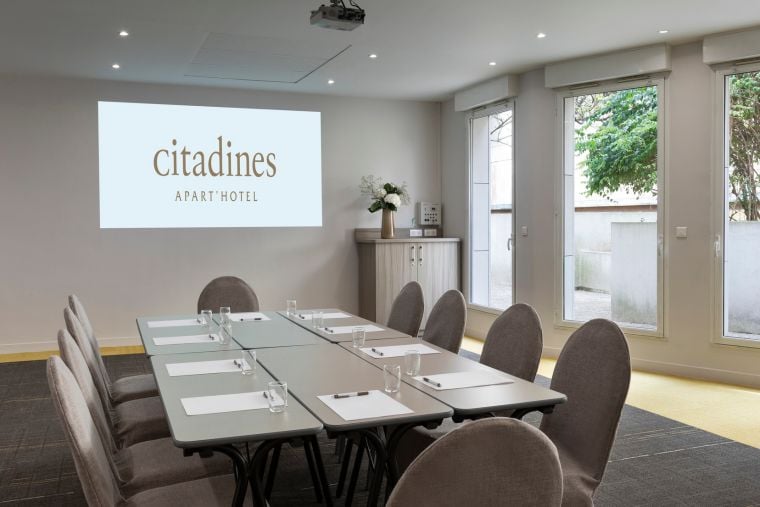 Meeting room with boardroom configuration, apart hotel Paris 11