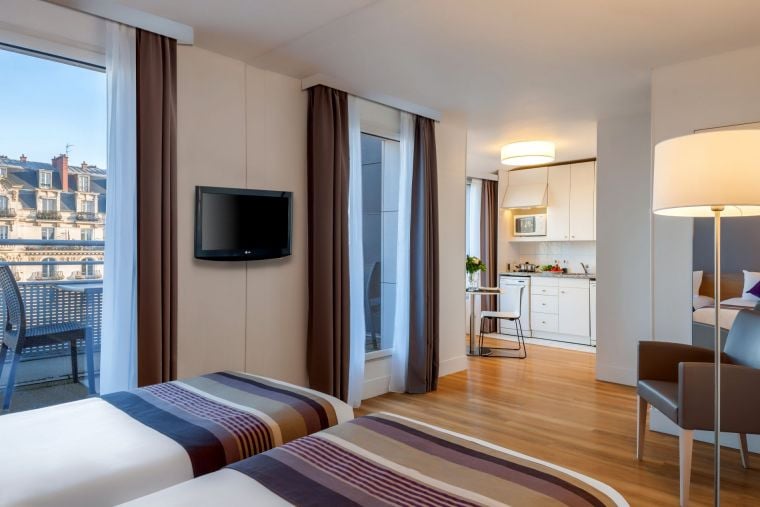 Studio Deluxe with two single beds, television and kitchen area, apart hotel Paris 11