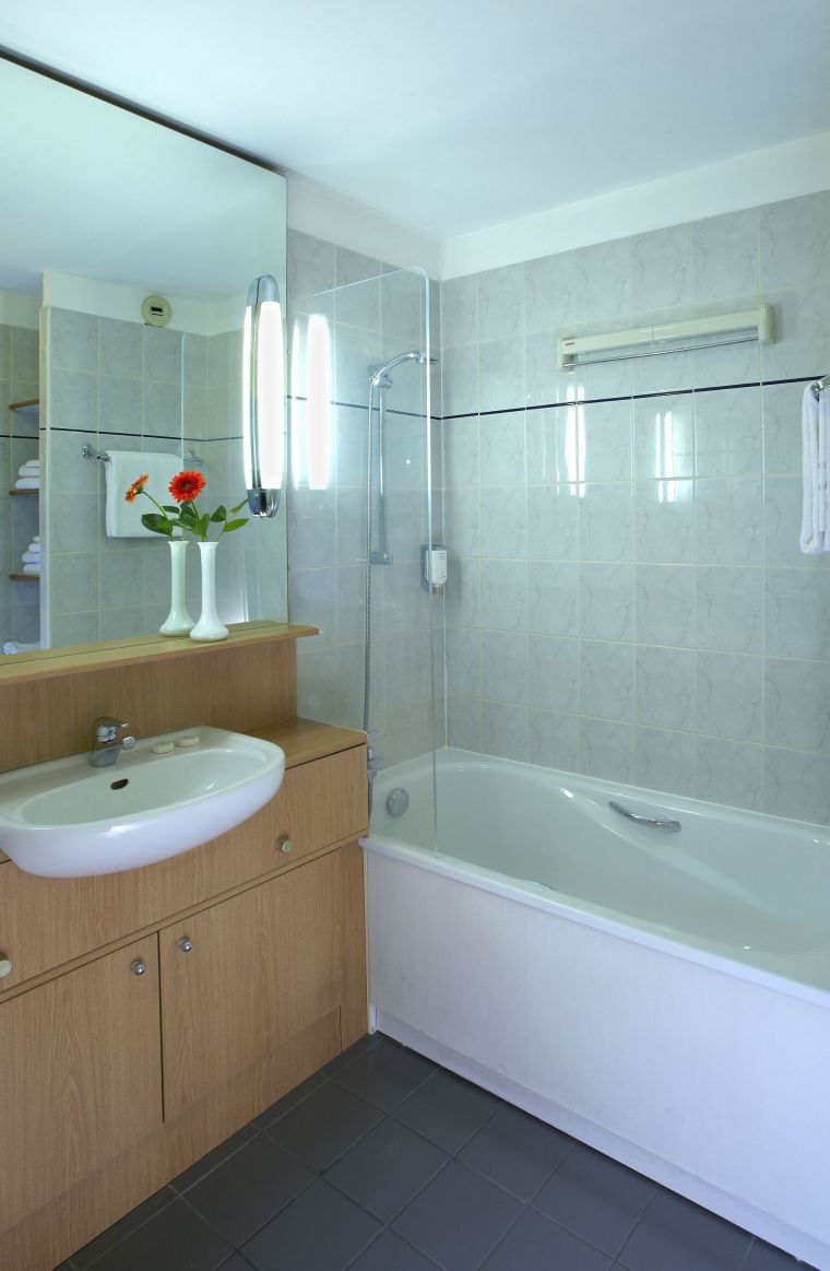 Bathroom of a Studio/Studio Deluxe equipped with a bath/shower combination and toiletries, apart hotel Paris 11