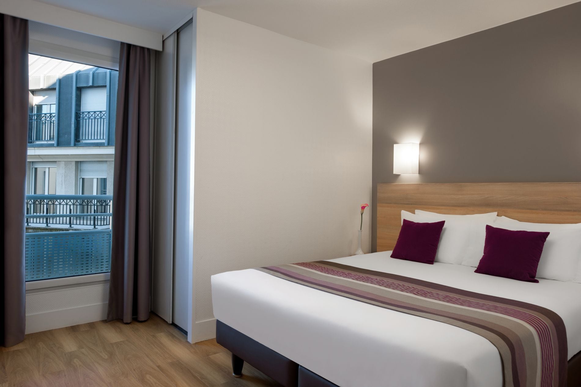 Bedroom of a 1-Bedroom Apartment equipped with a double bed, apart hotel Paris 11