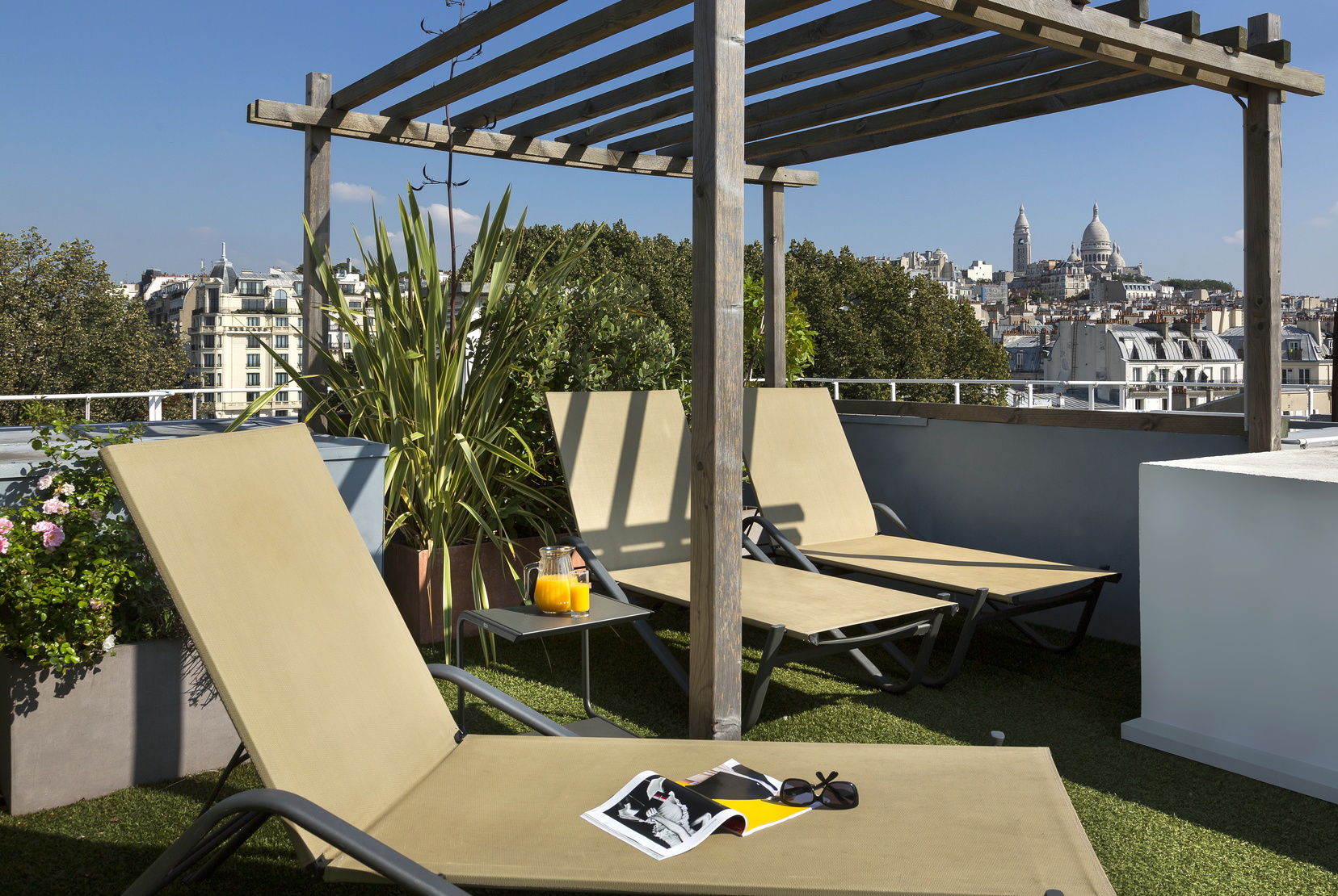 Terraza de nuestro apart hotel Paris 18 con vistas a la Basílica del Sacré-Coeur