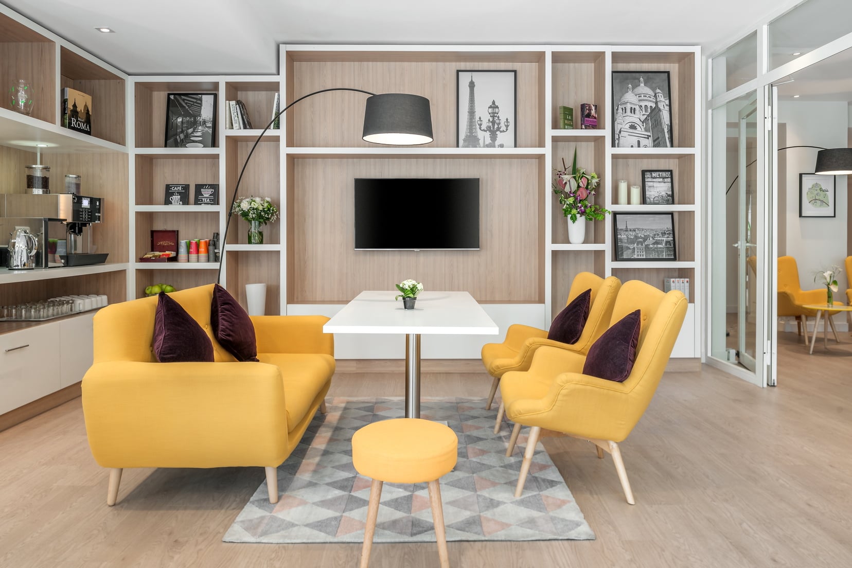 El salón de nuestro apart hotel en París 18 está equipado con una máquina expendedora gratuita de bebidas calientes