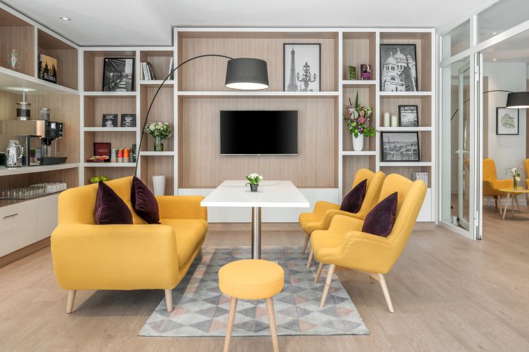 El salón de nuestro apart hotel en París 18 está equipado con una máquina expendedora gratuita de bebidas calientes