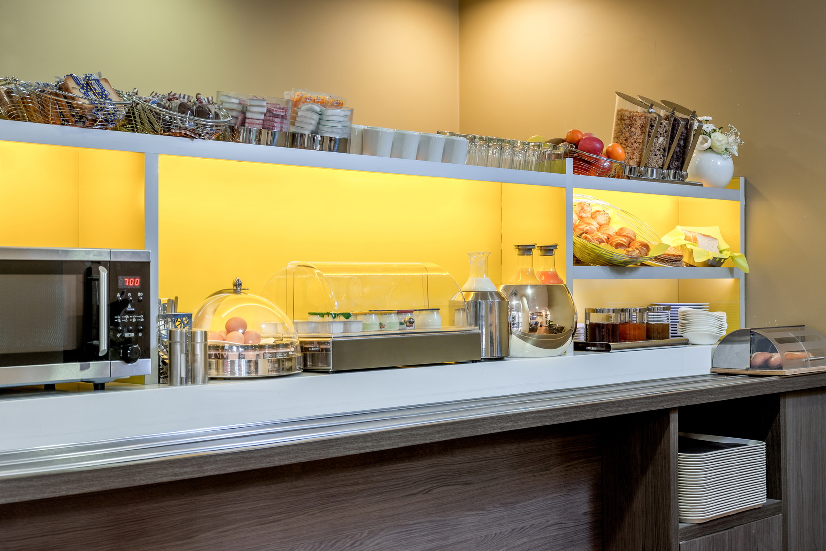 Frühstücksraum mit kontinentalem Buffet, Wohnen auf Zeit in Paris 14