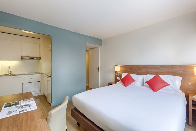 Studio equipped with a double bed, a fully equipped kitchen and an office space, apart hotel Paris 13