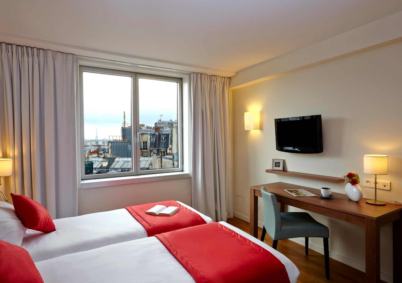 Studio with two single beds, television and office space, apart hotel in Paris 13