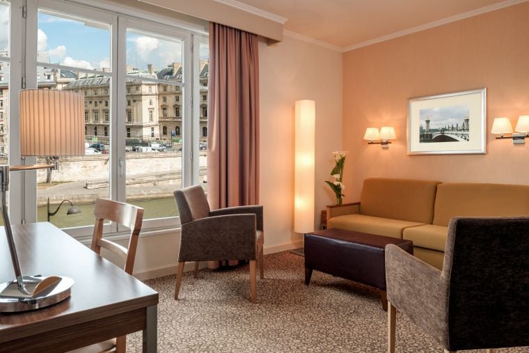 Salon d'un Appartement 2 pièces équipé d'un canapé-lit et d'un bureau, appart hotel Paris 6