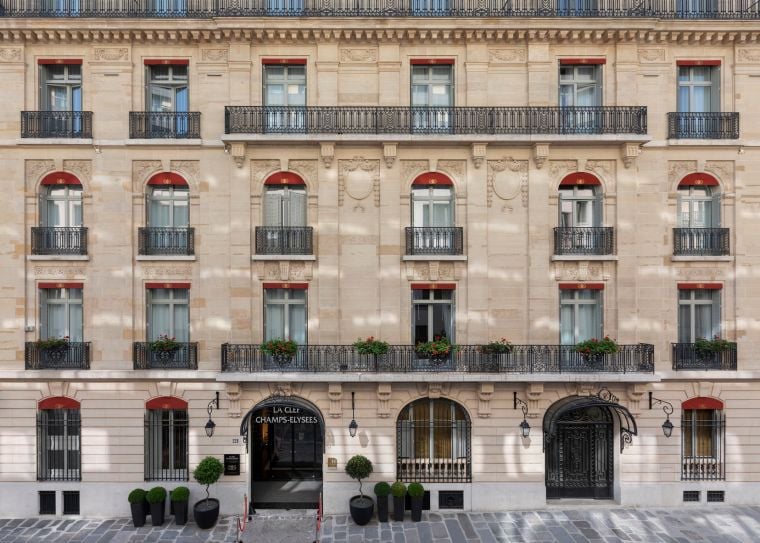 Fachada de nuestro hotel de 5 estrellas en París 8