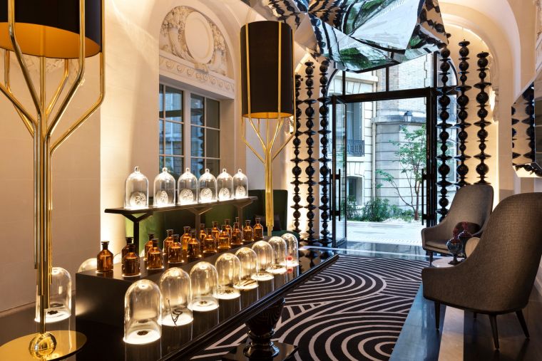 Vestíbulo y su bar de perfumes, hotel de 5 estrellas en París 8