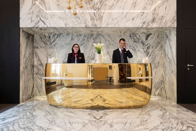Recepción de nuestro hotel de 5 estrellas en París 8