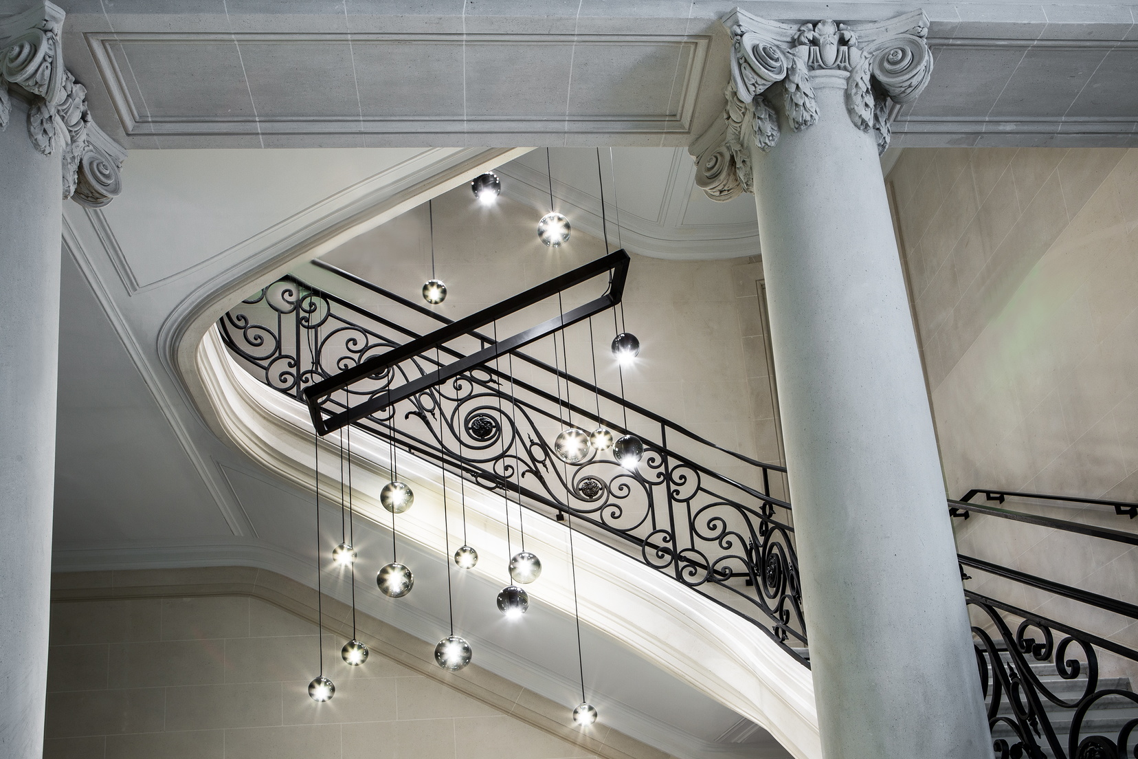 Escalera principal de nuestro hotel de 5 estrellas en París 8
