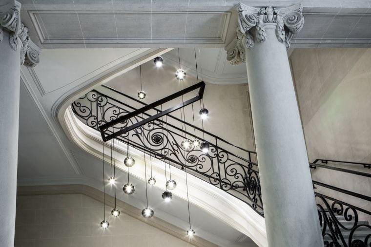Escalera principal de nuestro hotel de 5 estrellas en París 8