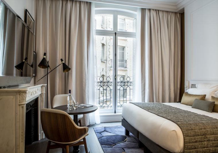 Dormitorio Executive con cama doble y zona de escritorio, hotel de 5 estrellas en París 8