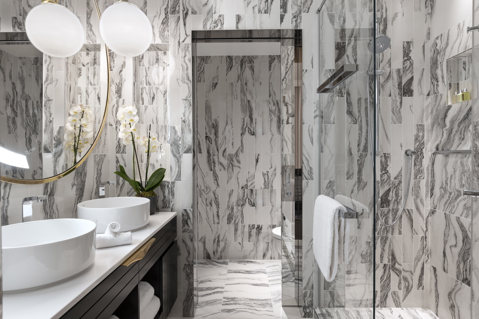 Baño del Estudio Executive con ducha y toallas, hotel de 5 estrellas en París 8