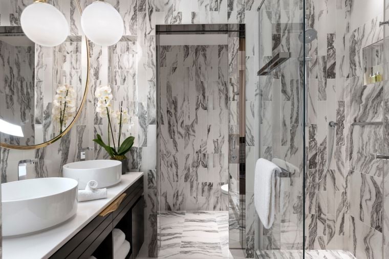 Baño del Estudio Executive con ducha y toallas, hotel de 5 estrellas en París 8